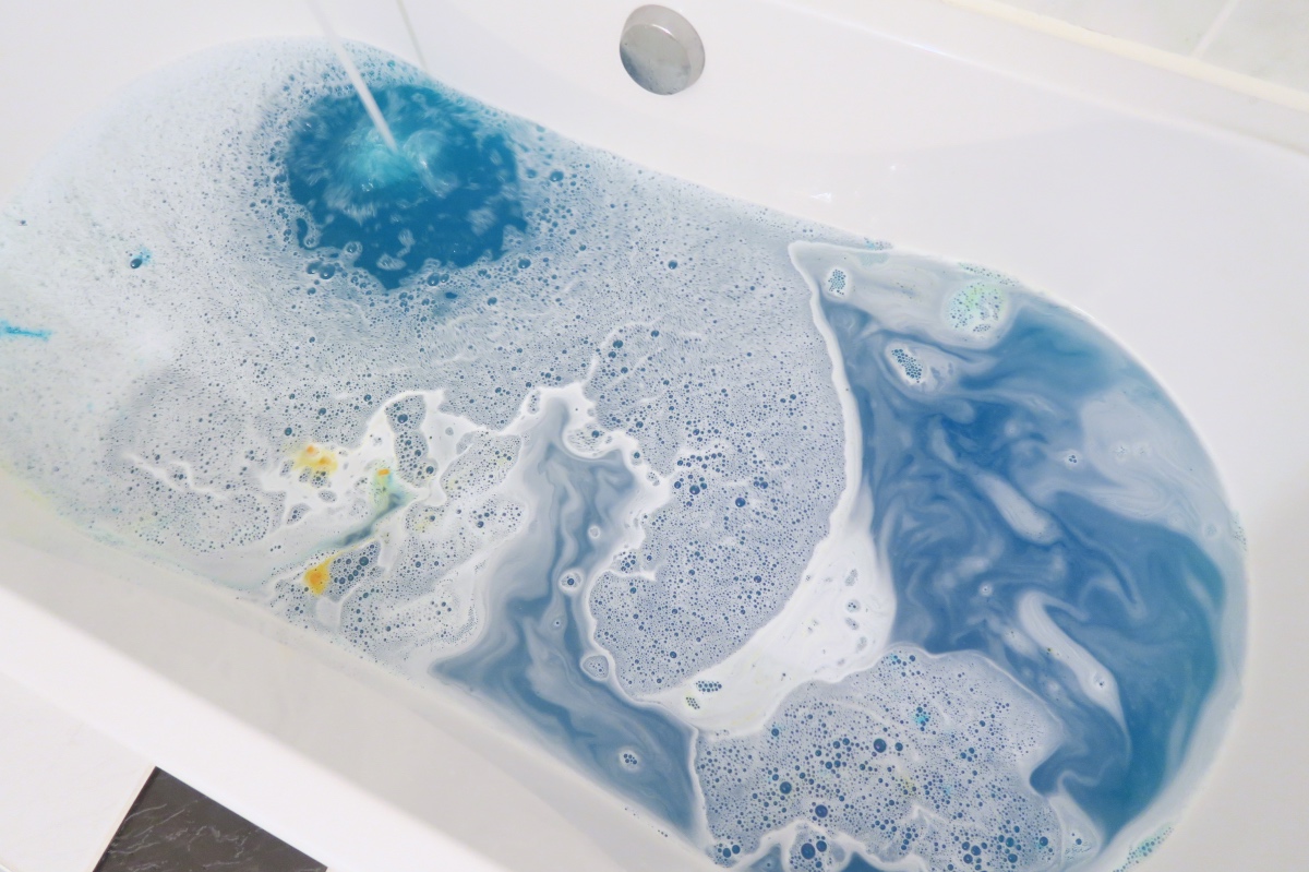 Lush bathbomb review shoot for the stars